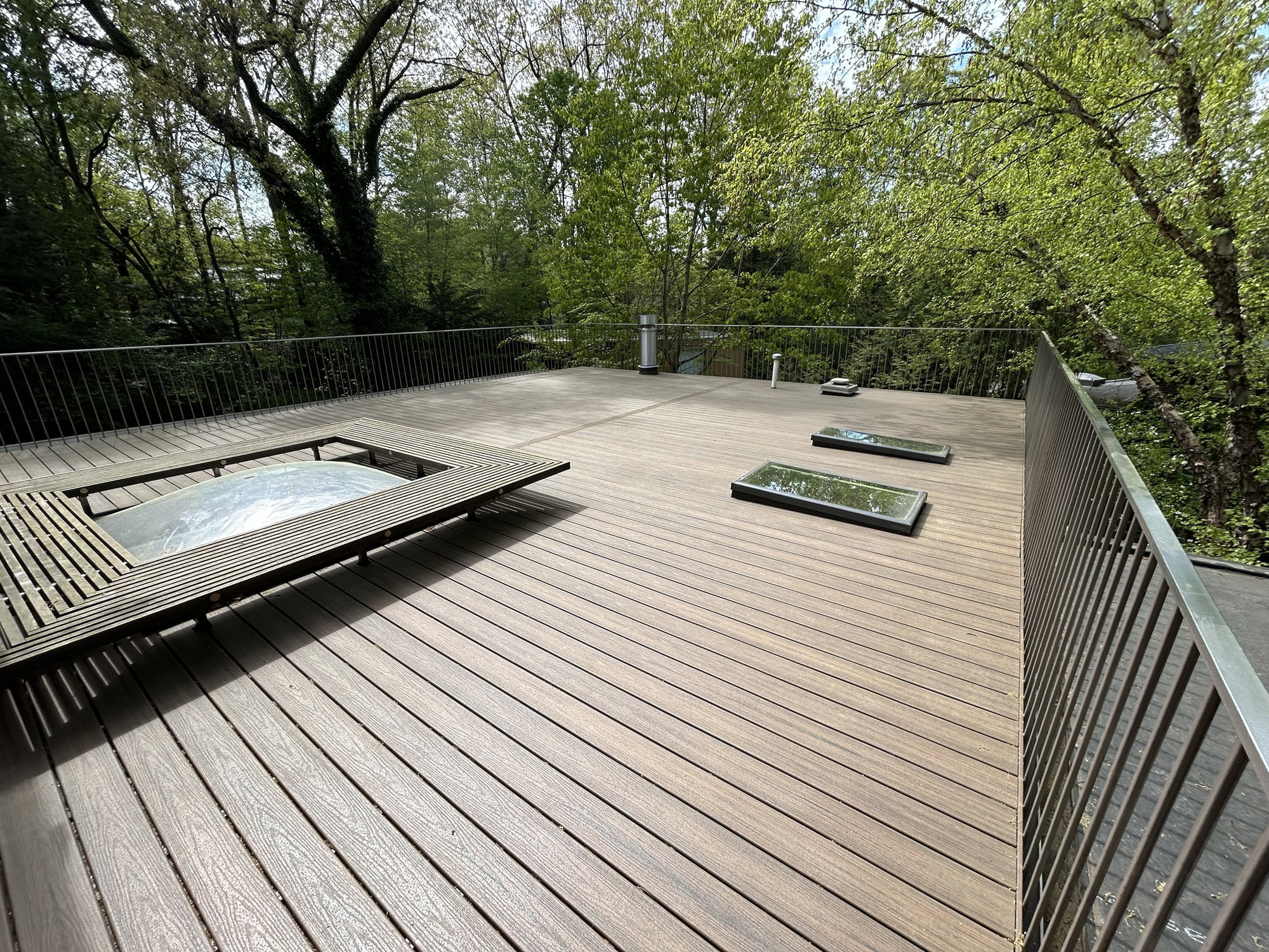Rooftop deck with sitting area around skylight