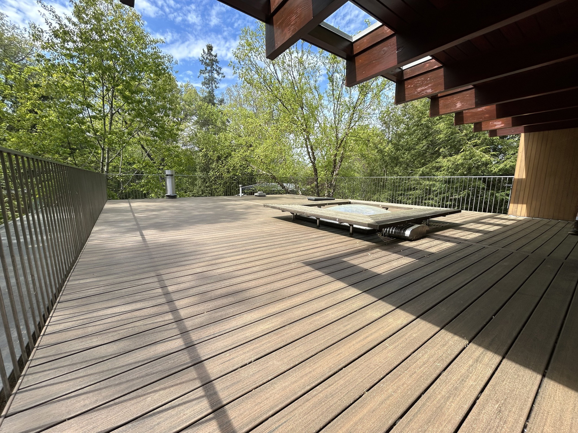 Rooftop deck with sitting area around skylight